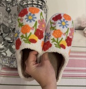 Kapcie z motywem kwiatów kolorowe 38
