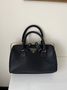 Prada czarna klasyczna torebka damska do ręki ze złotymi elementami