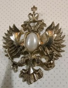 Przypinka z orłem dwugłowym.