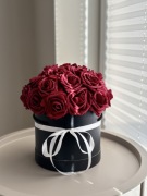 Czerwony flowerbox z róż mydlanych 