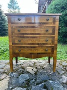 inkrustowana drewniana komoda z szufladami