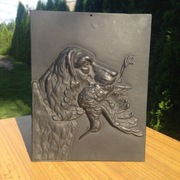 Relief ścienny pies z kaczką, scenka myśliwska.