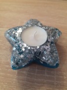 Świecznik na podgrzewacze z żywicy. Gwiazda ze srebrnymi dodatkami 