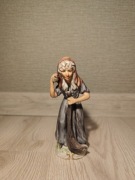 Figurka Porcelanowa Kobieta z Miotłą
