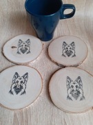 Owczarek niemiecki. Podkładka pod kubek naturalne drzewo 