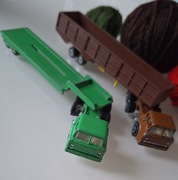 dwa modele ciężarówek Yatming z lat 70.