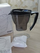 dzbanek filtrujący wodę Amazon Basics o pojemności 2,3 litra.