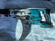 MAKITA DFR550 wkrętarka z magazynkiem do płyt GK