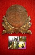 Rzeźbiona deska pod trofeum myśliwskie + pocztówka z lat 80 tych.