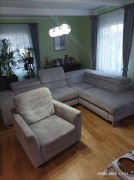 Kanapa narożna z funkcją spania w dobrym stanie.