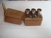 Flakony na perfumy w skórzanym etui ,podróżne Vintage