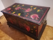 Kufer. (Stolik,biurko) Ręcznie pasowany bardzo stary. DŁ.-1,23/70/ 66 wys.