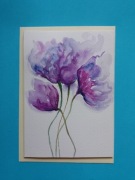 Kartka ręcznie malowana z fioletowymi kwiatami.