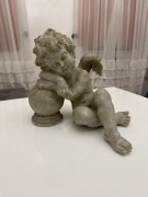 Biało-szara figurka aniołka 