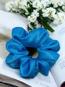 Gumka scrunchie średnia, niebieska, satynowa