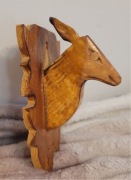 Pamiątkowa ozdoba dekoracja ścienna z Soliny PRL z rzeźbioną głową gazeli