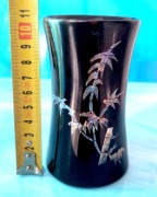 wazonik z laki inkrustowany masą perłową