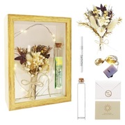 Drewniana ramka na prezent z długopisem, suszonymi kwiatami i probówką