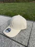 Beżowa czapka z daszkiem New Era