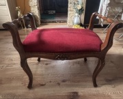 Ławeczka w odcieniu ciemnej czerwieni