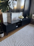 Szafka RTV czarna ryflowane fronty LED