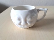 Porcelanowa filiżanka "uśmiechnięta buzia" - II