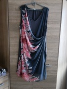 Szara sukienka z elementami kwiatowymi 