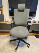 Ergonomiczny fotel biurowy Merryfair Wau 2 czarno-szary