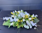 Kompozycja nagrobna stroik w odcieniach bieli na grób