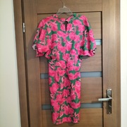 Dopasowana sukienka w kolorze różowo- zielonym