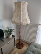 Stylowa lampa stojaca drewniany postument vintage