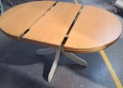 Stół rozsuwany na prowadnicach stalowych