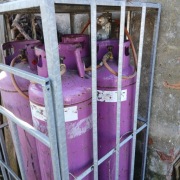 4 butle gazowe 33 kg z klatką, reduktor z wężykami