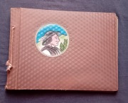 Stary sznurowany album na zdjęcia z wizerunkiem Górala. Ok. połowy XX w. 