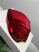 LAMPA LEWA TYŁ W KLAPE KIA CEED II  92401-A20