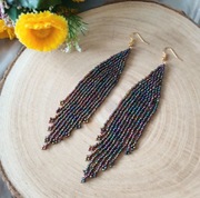 Kolczyki kameleon z mieniących się w różnych kolorach koralikach 