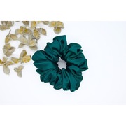 Satynowa gumka do włosów – butelkowa zieleń, średnica 12 cm.