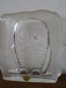 Szklany przycisk do papieru w kształcie sowy z lat 70. XX wieku