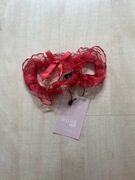 Czerwona podwiązka z kokardą na studniówkę