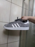 Buty Adidas Campus 42  wykonane z szarego zamszu. Boki cholewki ozdobione 