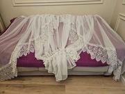 Śnieżnobiała firana zdobiona gipiurą