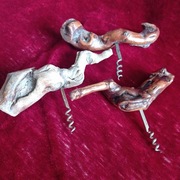 Zestaw starych korkociągów z korzenia