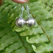 Srebrne kolczyki - wiszące kule na łańcuszku