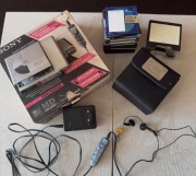 SONY MiniDisc MD WALKMAN, słuchawki, ładowarka, 13 płyt, etui