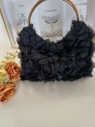 Miękka Torebka -  Czarne tiulowe róże 3D - Czarna