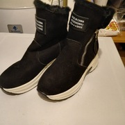 Botki zamszowe biało-czarne r. 39-40