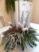 Świąteczna dekoracja z reniferem i świecą, stroik ozdoba stołu, choinki