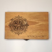 DREWNIANE PUDEŁKO NA MONETY róża wiatrów II (na 50 monet