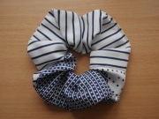 Średnia biało granatowa gumka scrunchie do włosów