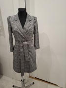 Szara sukienka w kratę o kroju marynarki Reserved S